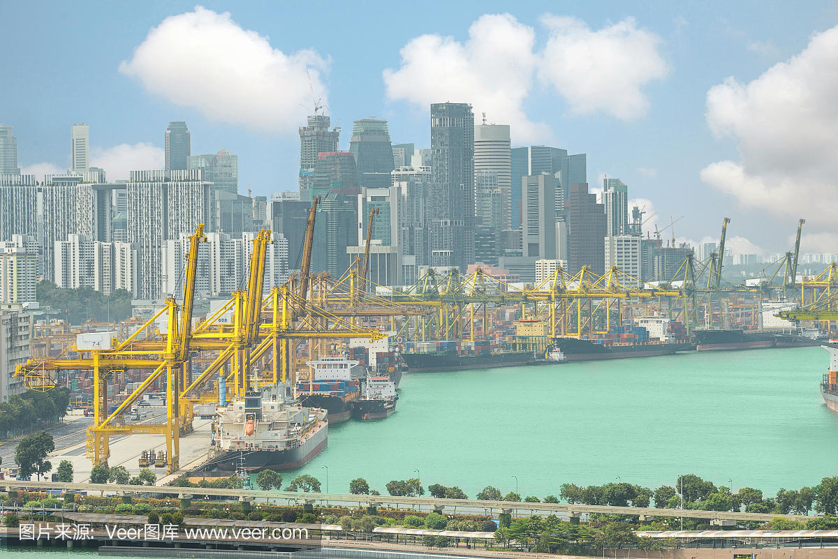 货船进入新加坡最繁忙的港口之一
